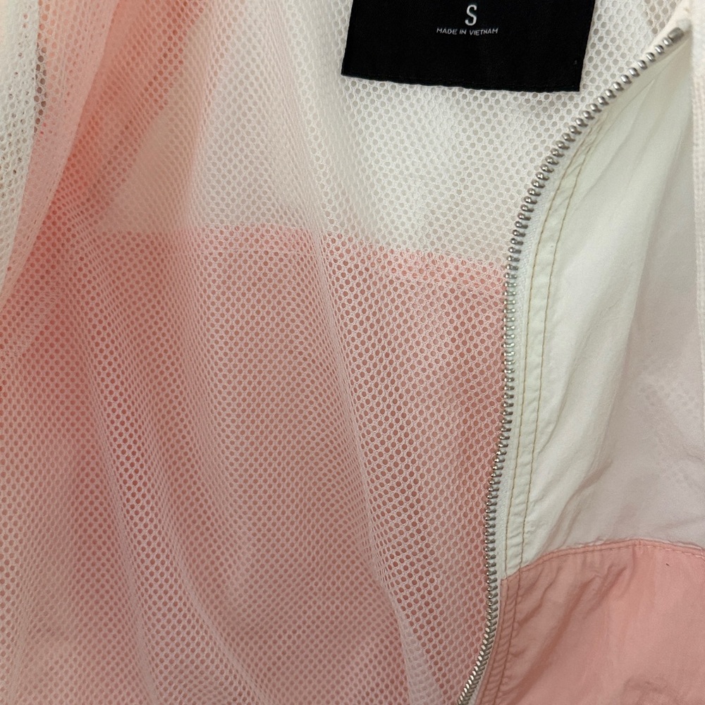 Like new. Hollister Women's Pink and Tan Cropped windbreaker - Picture 3 of 4